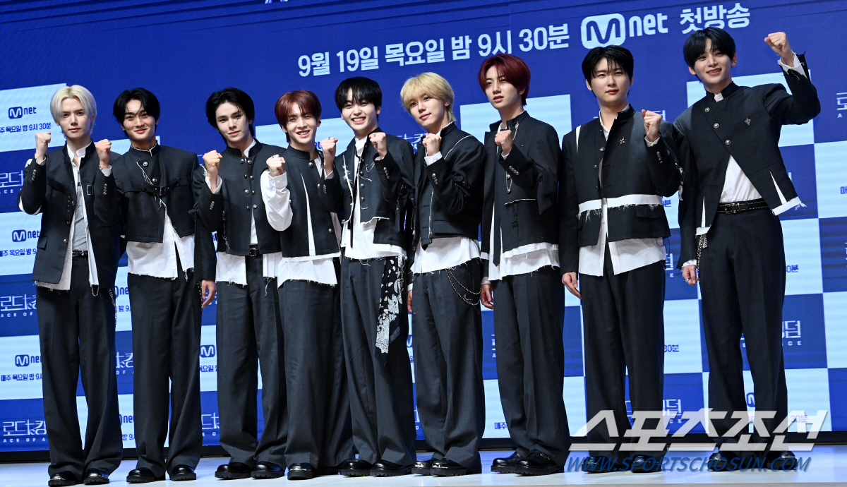 [포토] 크래비티, 밝은 미소로 파이팅!