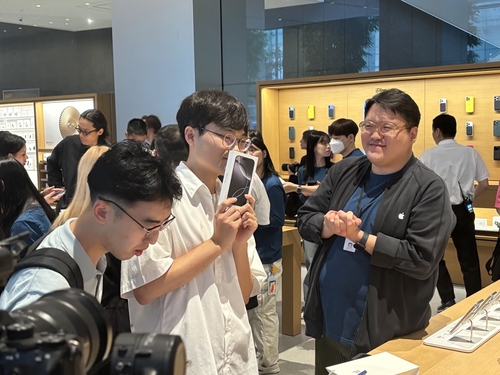 (서울=연합뉴스) 조현영 기자 = 20일 서울 중구 애플 명동 매장에서 아이폰 16 시리즈를 처음으로 구매한 김민재(18)씨가 구매한 제품을 들어보이고 있다. 2024.9.20 hyun0@yna.co.kr