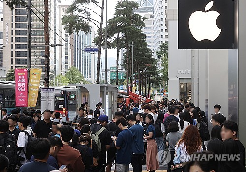 (서울=연합뉴스) 류효림 기자 = 애플의 첫 인공지능(AI) 스마트폰 '아이폰16 시리즈'가 국내에 출시된 20일 오전 서울 중구 명동 애플스토어에서 시민들이 구매를 위해 길게 줄지어 서 있다. 2024.9.20 ryousanta@yna.co.kr