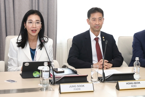 (알마티[카자흐스탄]=연합뉴스) 성도현 기자 = 박정숙 세계스마트시티기구(WeGO·위고) 사무총장(왼쪽)이 20일(현지시간) 카자흐스탄 알마티시청에서 열린 위고 중앙아시아 지역사무소 개소식에서 개회사를 하고 있다. 오른쪽은 위고 의장 도시인 서울시의 구홍석 국제관계대사. 2024.9.20 raphael@yna.co.kr