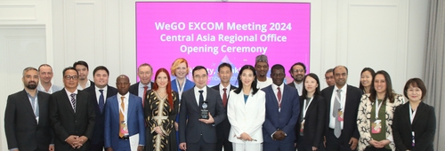 (알마티[카자흐스탄]=연합뉴스) 성도현 기자 = 20일(현지시간) 카자흐스탄 알마티시청에서 열린 세계스마트시티기구(WeGO·위고) 중앙아시아 지역사무소 개소식에서 박정숙 사무총장, 구홍석 서울시 국제관계대사, 압디카디로프 알리셰르 알마티 부시장 등이 기념 촬영을 하고 있다. 2024.9.20 raphael@yna.co.kr