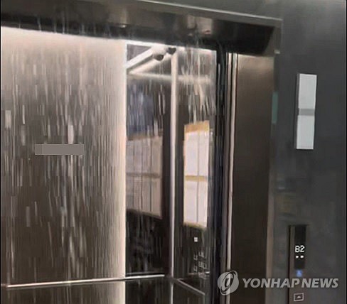 (서산=연합뉴스) 호우경보가 발령된 충남 서산에 지난 20일부터 21일 오전 5시까지 249㎜의 물 폭탄이 쏟아진 가운데 서산시 예천동 한 아파트에 들어찬 빗물이 지하 엘리베이터 통로에 쏟아지면서 엘리베이터 작동이 멈춰 있다. 2024.9.21 [독자 제공. 재판매 및 DB 금지] cobra@yna.co.kr