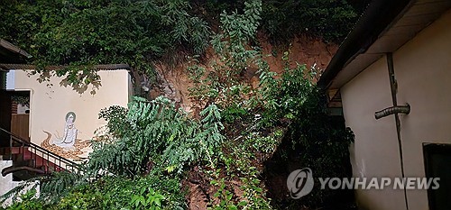 (서산=연합뉴스) 호우경보가 발령된 충남 서산에 지난 20일부터 21일 오전 3시 10분까지 239㎜의 물 폭탄이 쏟아진 가운데 서산시 동문동의 한 옹벽이 무너지면서 유실된 토사가 인접 주택 앞까지 밀려들어 있다. 2024.9.21 [독자 제공. 재판매 및 DB 금지] cobra@yna.co.kr