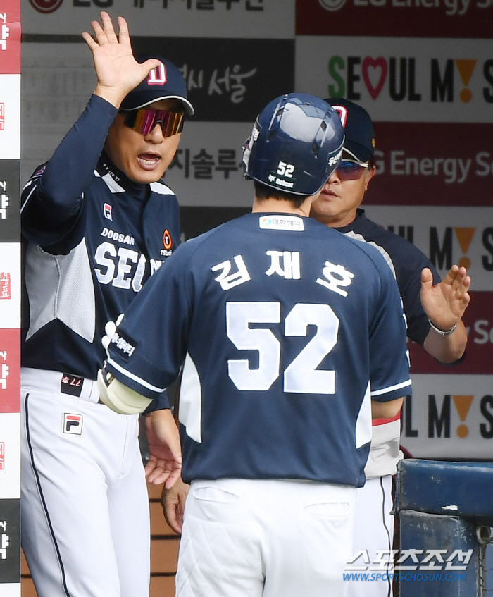 '사구 선취점+연타석포=6타점' 캡틴이 다 했다…국민타자도 찬사 "주장 …