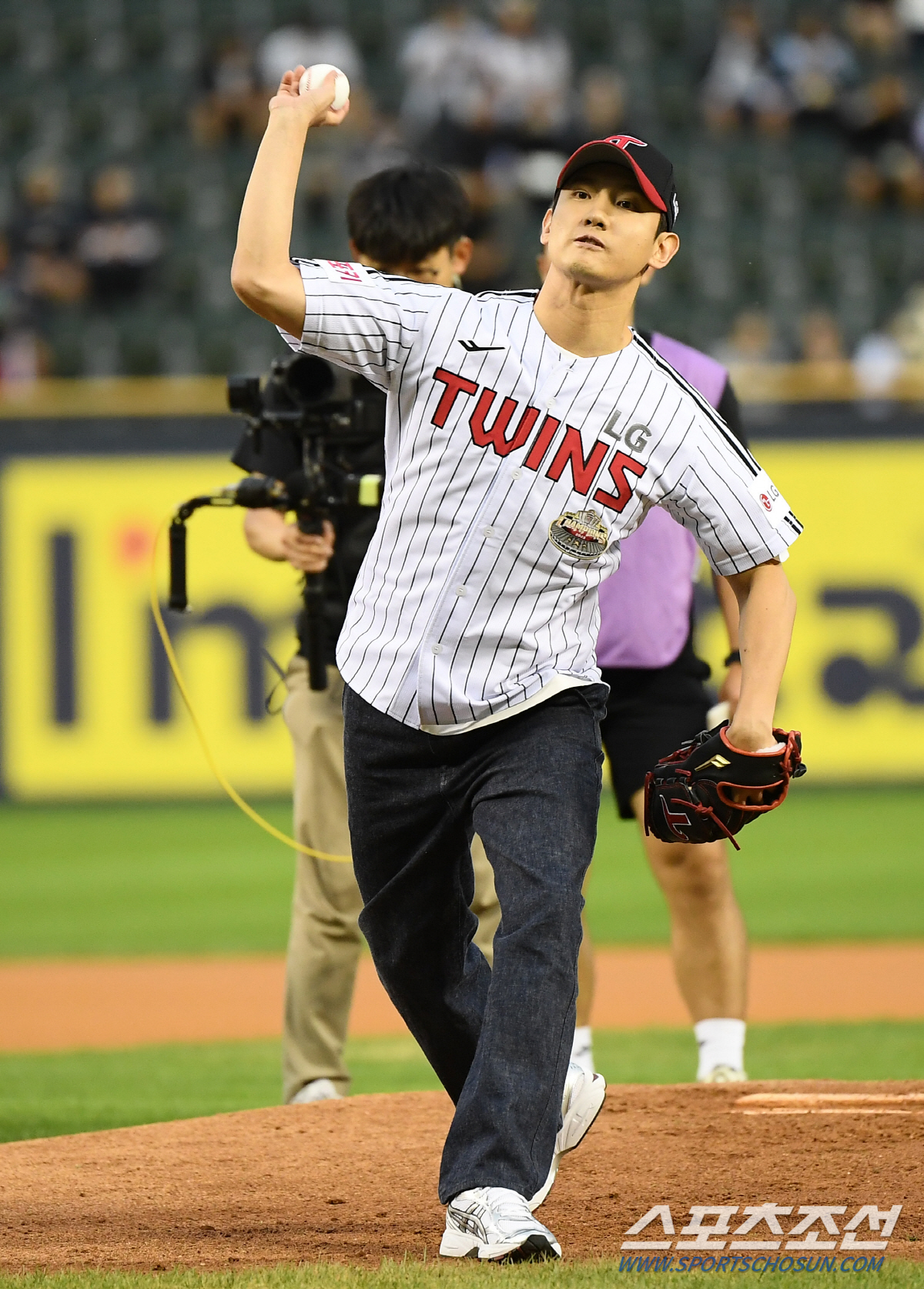 [포토] 최강창민, LG 유니폼 입고 시구