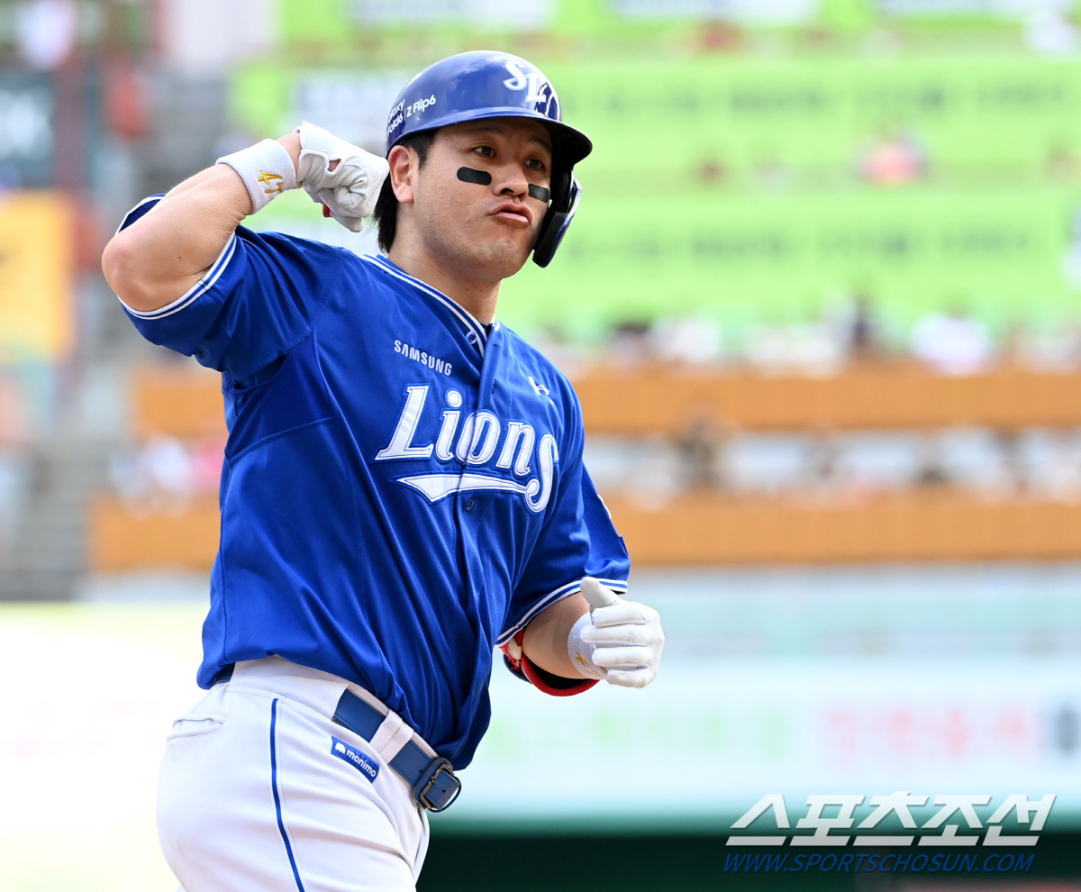 강민호 떠난지 7년…롯데의 '구멍'난 안방, 또다시 가을야구 발목잡았다 …