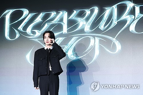 (서울=연합뉴스) 진연수 기자 = 그룹 샤이니 키가 23일 서울 영등포구 페어몬트 앰버서더 서울에서 열린 세 번째 미니앨범 '플레저 숍'(Pleasure Shop) 발매 기념 기자간담회에서 포즈를 취하고 있다. 2024.9.23 jin90@yna.co.kr