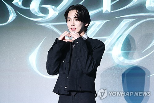 (서울=연합뉴스) 진연수 기자 = 그룹 샤이니 키가 23일 서울 영등포구 페어몬트 앰버서더 서울에서 열린 세 번째 미니앨범 '플레저 숍'(Pleasure Shop) 발매 기념 기자간담회에서 포즈를 취하고 있다. 2024.9.23 jin90@yna.co.kr