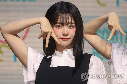 (서울=연합뉴스) 류효림 기자 = 걸밴드 QWER의 쵸단이 23일 오후 서울 서대문구 예스24원더로크홀에서 열린 미니2집 ' Algorithm's Blossom' 발매 기념 쇼케이스에서 포즈를 취하고 있다. 2024.9.23 ryousanta@yna.co.kr