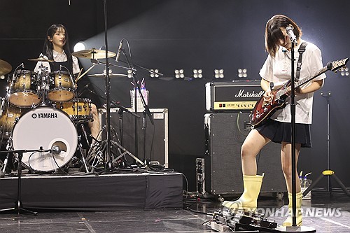 (서울=연합뉴스) 류효림 기자 = 걸밴드 QWER이 23일 오후 서울 서대문구 예스24원더로크홀에서 열린 미니2집 ' Algorithm's Blossom' 발매 기념 쇼케이스에서 신곡 '내이름 맑음'을 선보이고 있다. 2024.9.23 ryousanta@yna.co.kr