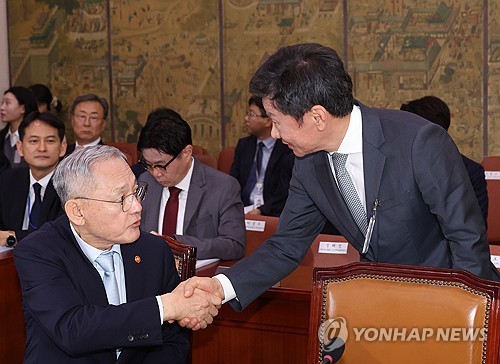 (서울=연합뉴스) 신준희 기자 = 유인촌 문화체육관광부 장관과 정몽규 대한축구협회장이 24일 국회에서 열린 문화체육관광위원회 전체회의에 출석해 인사를 나누고 있다. 2024.9.24 hama@yna.co.kr