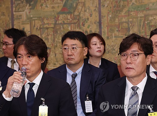 (서울=연합뉴스) 신준희 기자 = 축구 국가대표팀 홍명보 감독(왼쪽)과 이임생 대한축구협회 기술총괄이사가 24일 국회에서 열린 문화체육관광위원회 전체회의에 출석, 나란히 앉아 있다. 2024.9.24 hama@yna.co.kr