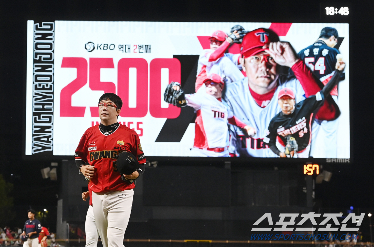 역대 최초 10년 연속 170이닝+2500이닝 돌파까지...대투수 위대한…