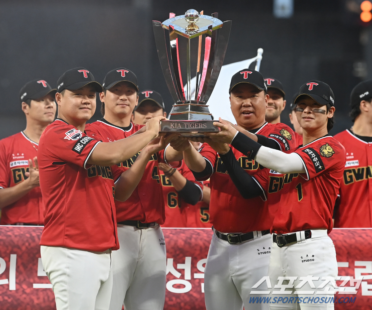 10년 연속 170이닝 대투수에 5득점 빅이닝…'5강 탈락' 롯데, KI…