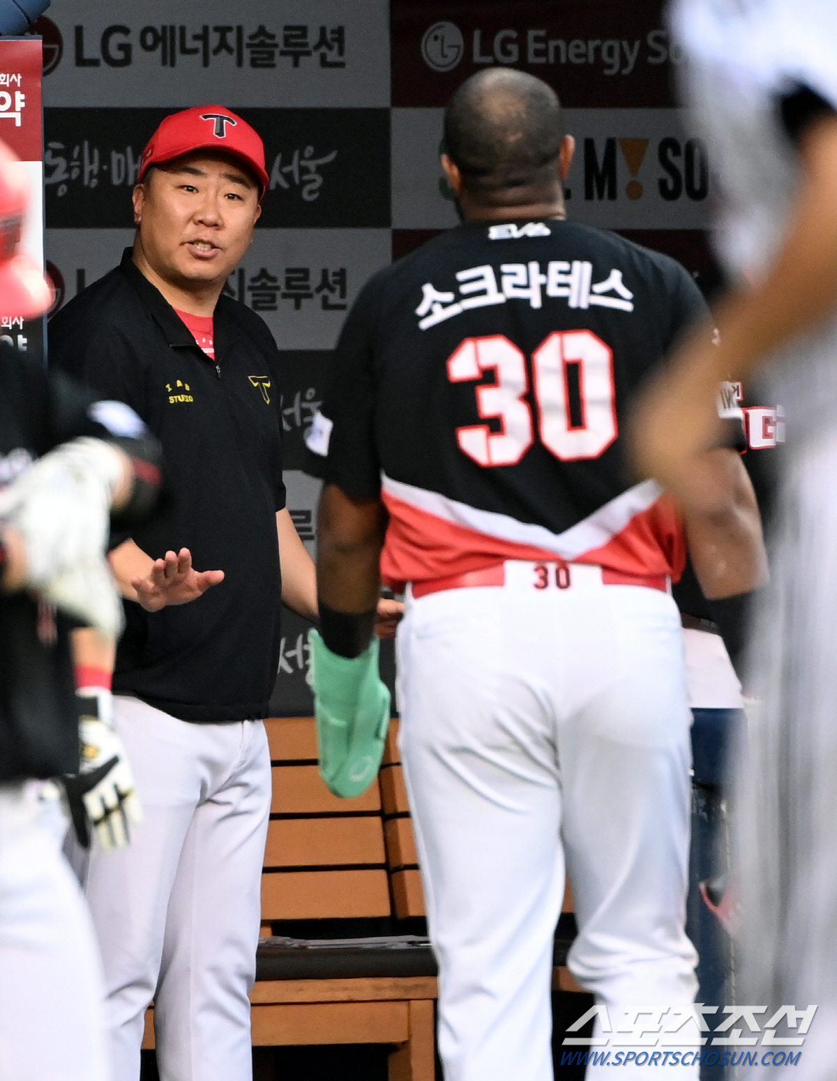'퇴출 위기' 반등 버팀목이었는데 "미안하다"니...고개 숙인 꽃감독, …