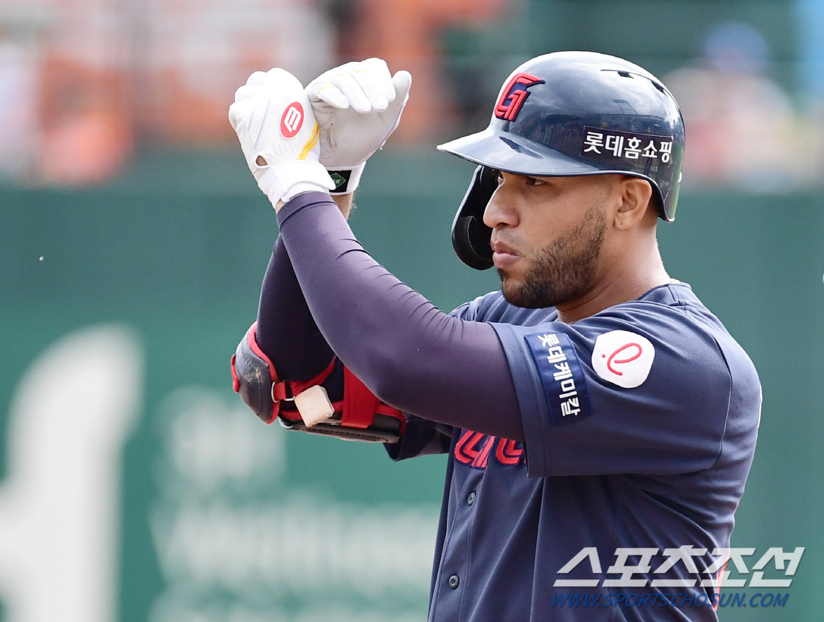 잔여 4경기, 신기록까진 6걸음…레이예스, 10년만에 2014 서건창 대…