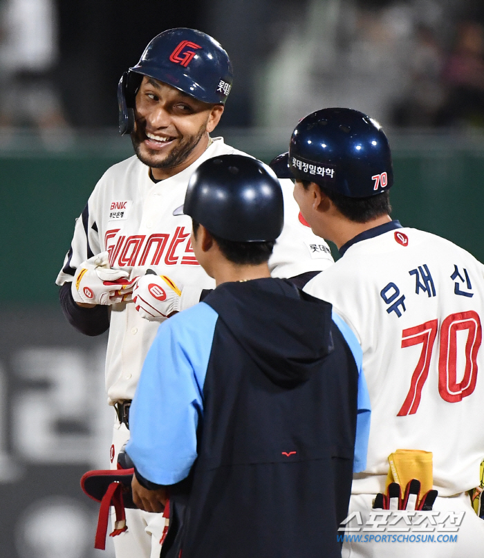 "말 편하게 해라" 200안타 괴물 외인 향한 사령탑의 애정 표현…내년에…