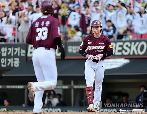 (광주=연합뉴스) 조남수 기자 = 8일 광주기아챔피언스필드에서 열린 프로야구 키움 히어로즈와 KIA 타이거즈의 경기. 키움 김혜성이 8회초 2사 만루에서 KIA 곽도규와 11구째까지 가는 승부 끝에 볼넷을 얻어내며 밀어내기 타점을 올리고 있다. 2024.9.8 iso64@yna.co.kr