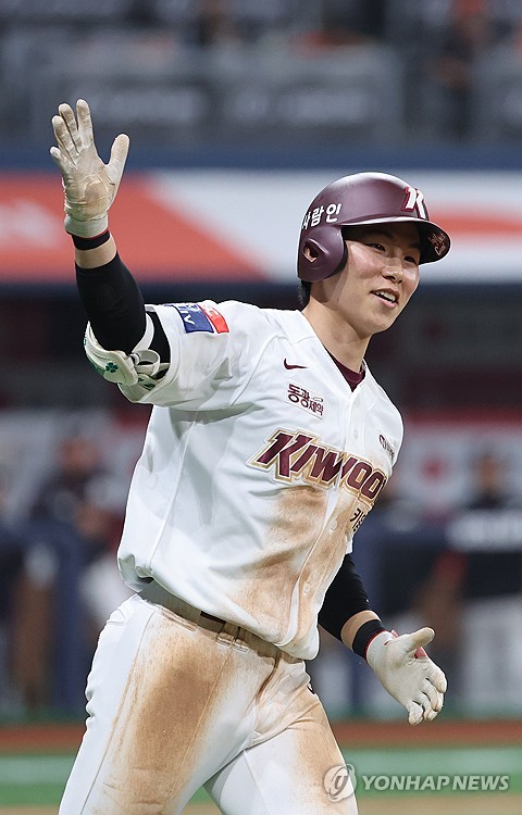 (서울=연합뉴스) 김주성 기자 = 7일 오후 서울 구로구 고척스카이돔에서 열린 프로야구 2024 KBO리그 한화 이글스 대 키움 히어로즈의 경기. 키움 김혜성이 연장 11회말 무사에 끝내기 홈런을 친 뒤 환호하고 있다. 2024.4.7 utzza@yna.co.kr