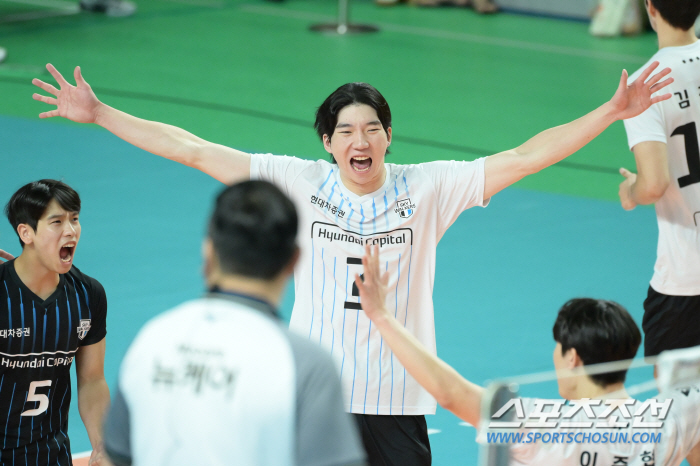 '허수봉-레오-신펑' 52점 합작 현대캐피탈, 이틀 연속 5세트에도 3대…