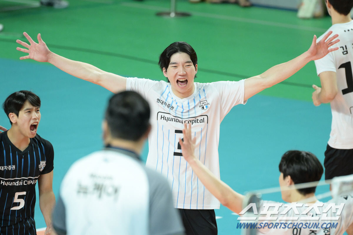'허수봉-레오-신펑' 52점 합작 현대캐피탈, 이틀 연속 5세트에도 3대…