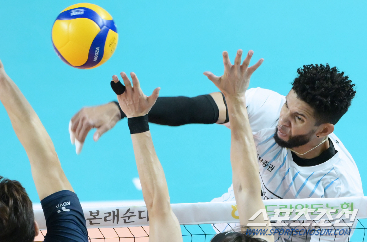 '허수봉-레오-신펑' 52점 합작 현대캐피탈, 이틀 연속 5세트에도 3대…