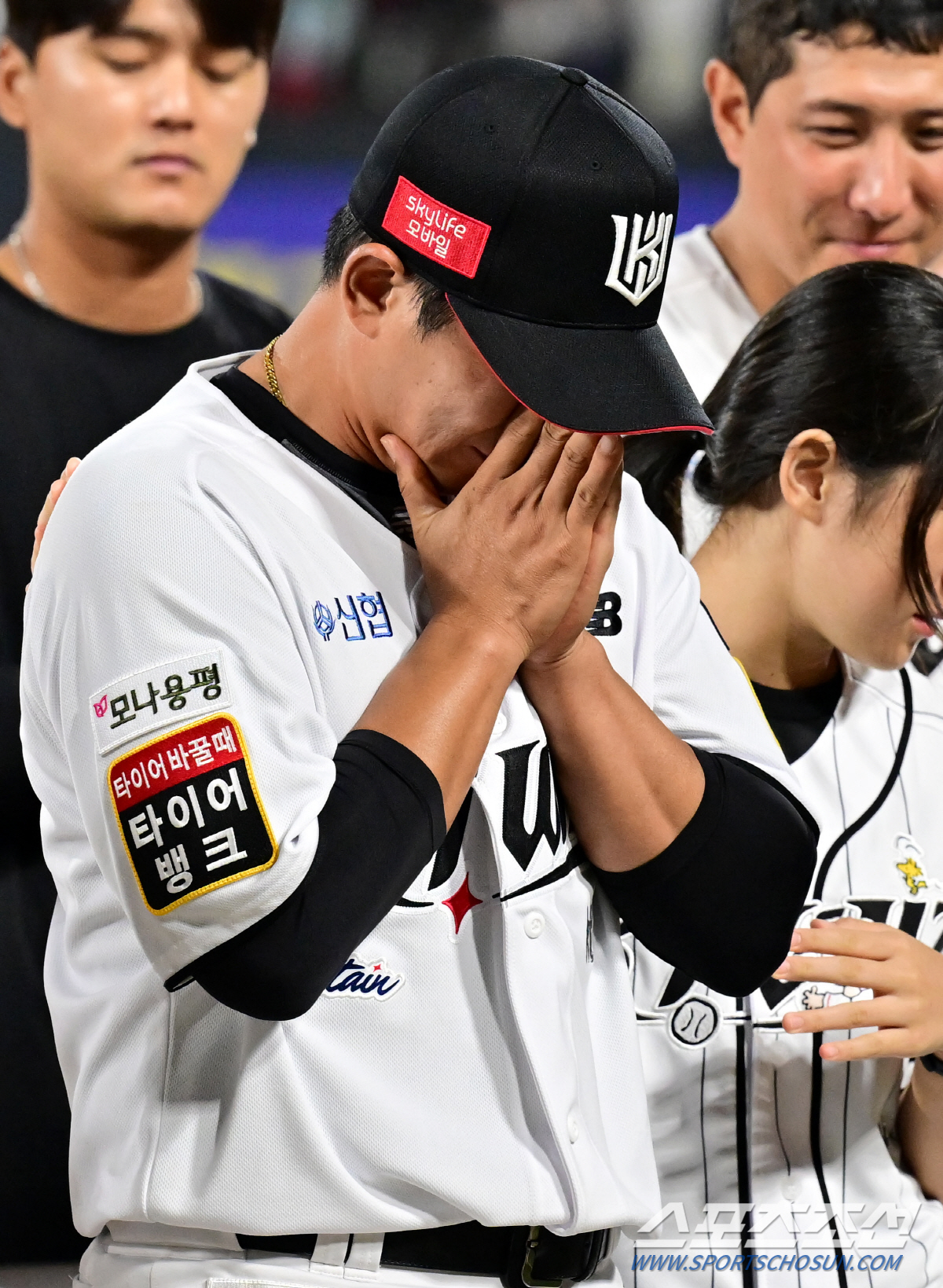 인사말 하다 눈물이 왈칵. 시즌 최종전 마친 박경수의 눈물, 그에게 다가…