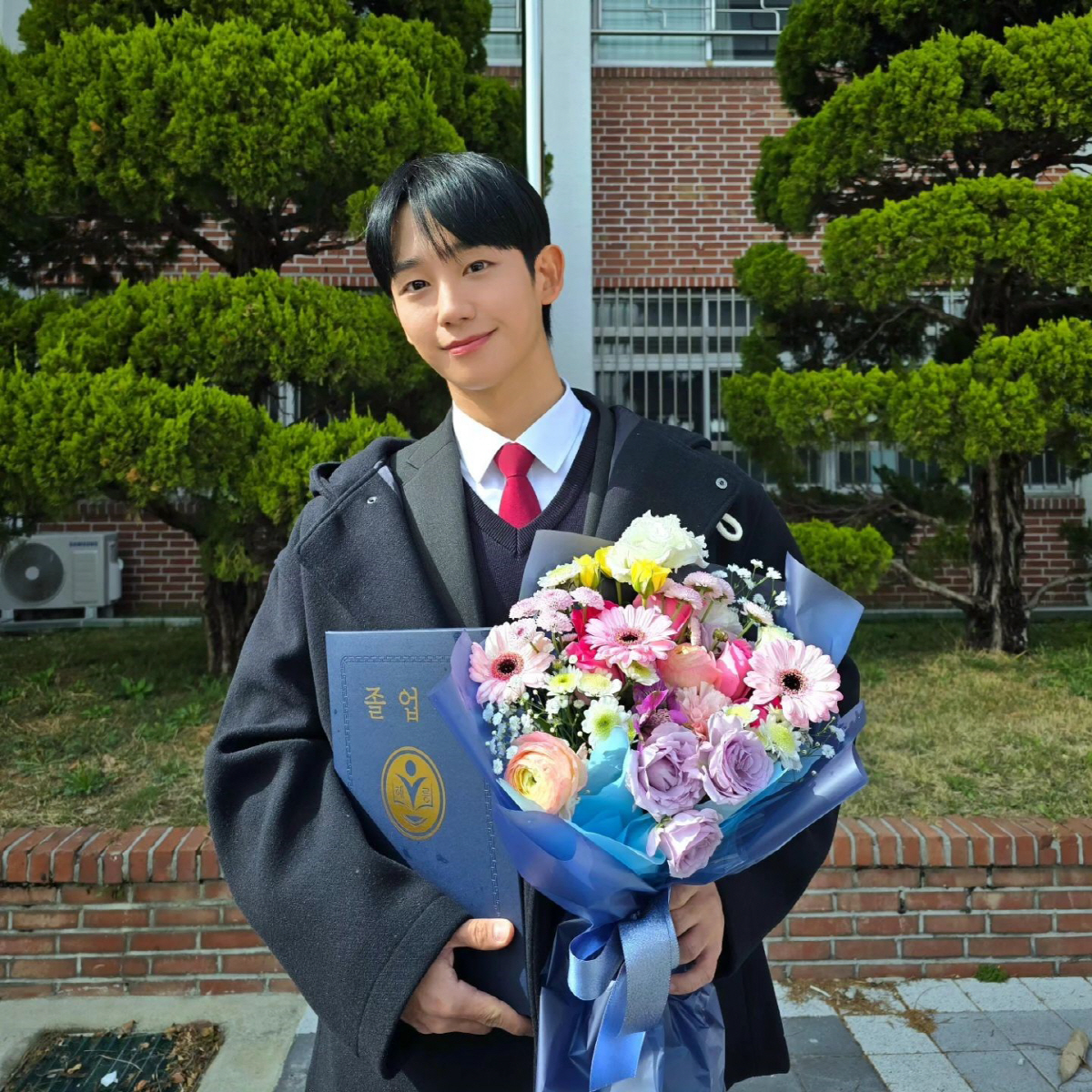 정해인, 36세의 놀라운 교복 소화력...진짜 17세 고등학생 인 줄