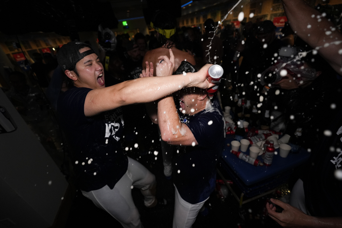 지난 27일(한국시각) 샌디에이고를 꺾고 지구 우승을 확정한 뒤 동료들과 샴페인을 뿌리며 기뻐하고 있는 오타니. AP연합뉴스