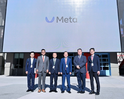 (샌머테이오=연합뉴스) 홍준표 대구시장(사진 오른쪽에서 세번째)이 미국 실리콘밸리를 대표하는 글로벌 빅테크 기업인 메타(Meta)를 방문, 기념촬영을 하고 있다. 2024.10.1. [대구시 제공.재판매 및 DB 금지] (끝)