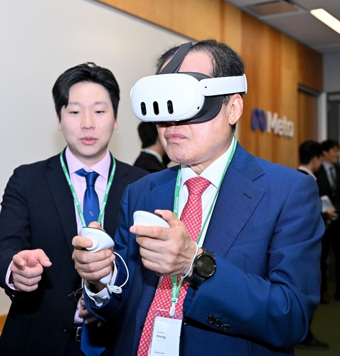 (샌머테이오=연합뉴스) 홍준표 대구시장(사진 오른쪽에서 세번째)이 미국 실리콘밸리를 대표하는 글로벌 빅테크 기업인 메타(Meta)를 방문, 가상현실을 체험하고 있다. 2024.10.1.[대구시 제공.재판매 및 DB 금지] (끝)
