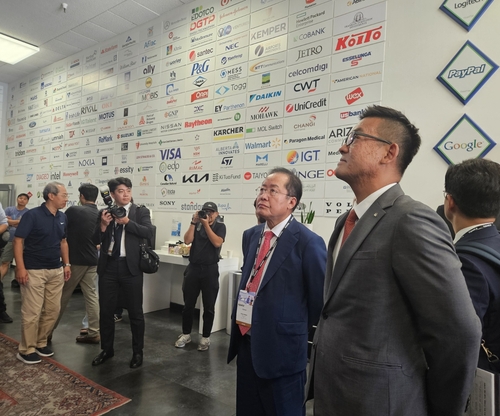 (산타클라라=연합뉴스) 이덕기 기자 = 홍준표(사진 가운데) 대구시장이 1일 미국 캘리포니아주 산타클라라시 써니베일 소재 PNP 본사를 방문해, 시설을 둘러보고 있다. 2024.10.1. duck@yna.co.kr (끝)