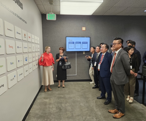 (산타클라라=연합뉴스) 이덕기 기자 = 홍준표(사진 오른쪽 두번째) 대구시장이 1일 미국 캘리포니아주 산타클라라시 써니베일 소재 PNP 본사를 방문해, 시설을 둘러보고 있다. 2024.10.1. duck@yna.co.kr (끝)