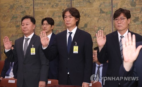(서울=연합뉴스) 신준희 기자 = 홍명보 축구 국가대표팀 감독과 이임생 대한축구협회 기술총괄이사가 24일 서울 여의도 국회에서 열린 문화체육관광위원회 전체회의에서 증인선서를 하고 있다. 2024.9.24 hama@yna.co.kr