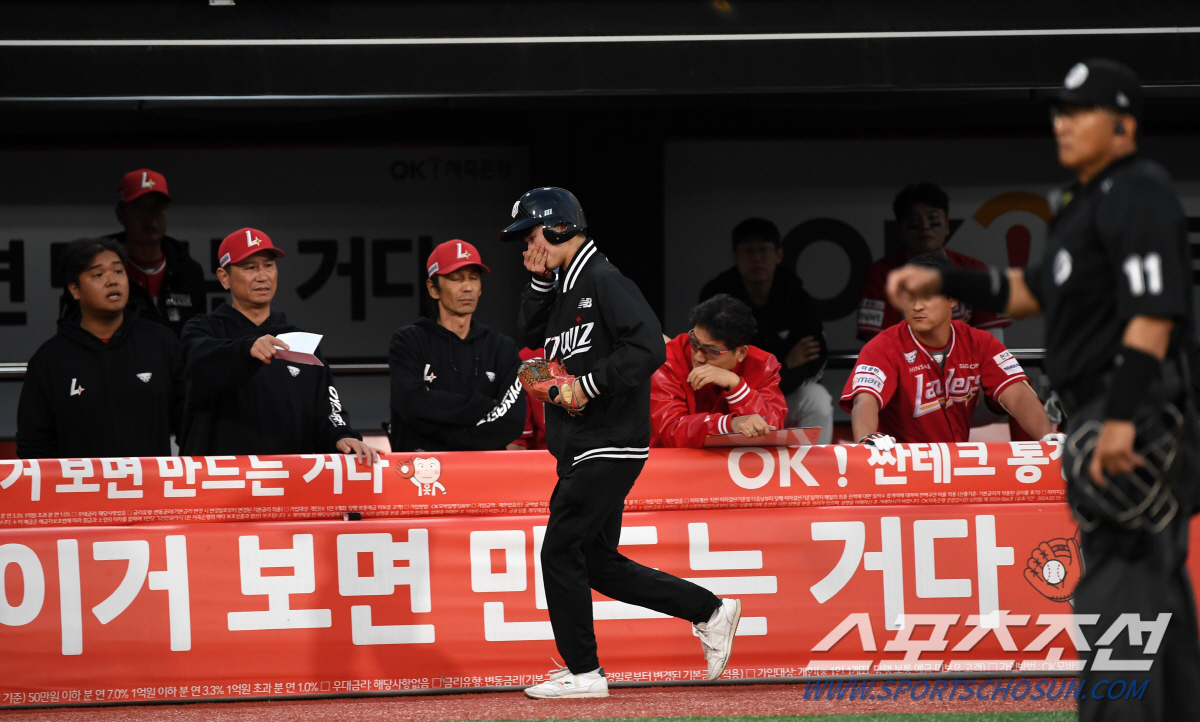 [포토] 파울 타구에 맞고 교체되는 KT 볼보이