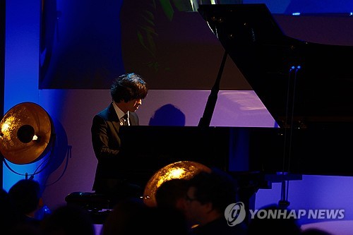 (런던=연합뉴스) 피아니스트 임윤찬이 2일(현지시간) 오후 영국 런던에서 열린 그라모폰 클래식 뮤직 어워즈 시상식 무대에서 젊은 예술가 상을 받은 이후 피아노 연주를 하고 있다. 2024.10.3 [콜린 밀러, 그라모폰 제공. 재판매 및 DB 금지] cherora@yna.co.kr