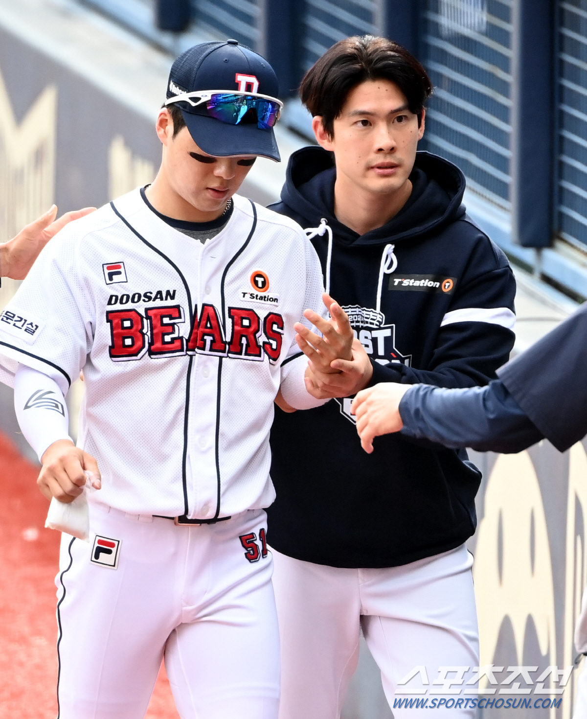 지고 있는데 도루왕이 빠졌다…수비 중 펜스 충돌 "아이싱 중"→이유찬 투…