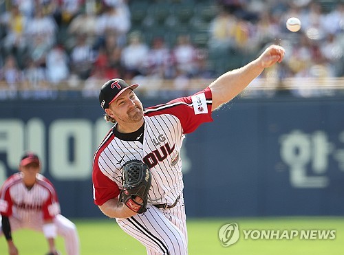 (서울=연합뉴스) 류영석 기자 = 22일 서울 잠실야구장에서 열린 2024 KBO 프로야구 두산 베어스와 LG 트윈스의 경기. 1회초 LG 선발 엔스가 역투하고 있다. 2024.9.22 ondol@yna.co.kr