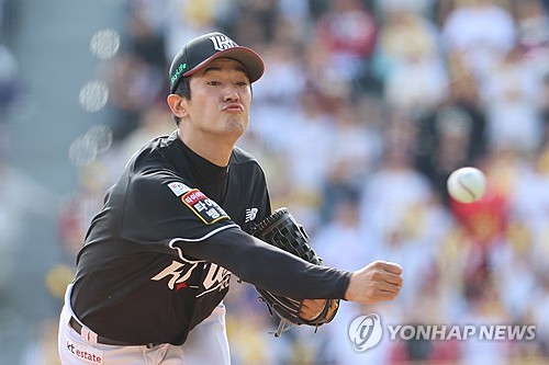 (서울=연합뉴스) 신현우 기자 = 5일 서울 잠실야구장에서 열린 2024 신한 SOL뱅크 KBO 포스트시즌 준플레이오프 1차전 kt wiz와 LG 트윈스의 경기. 1회말 kt 선발 고영표가 역투하고 있다. 2024.10.5 nowwego@yna.co.kr