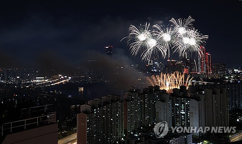 (서울=연합뉴스) 신현우 기자 = 5일 오후 서울 여의도 한강공원에서 열린 '2024 서울세계불꽃축제'에서 불꽃이 가을밤을 수놓고 있다. 2024.10.5 nowwego@yna.co.kr