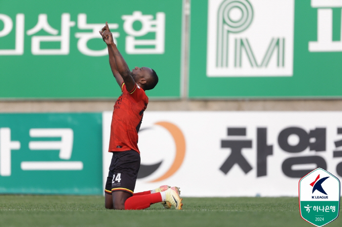 [K리그2 리뷰] '우리 홈에선 어림없지' 충남아산의 1위꿈 저지한 김포…