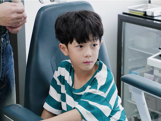 최민환 子 7살 재율, 부모 이혼에 일찍 컸다…"아데노이드 수술 안무서워…