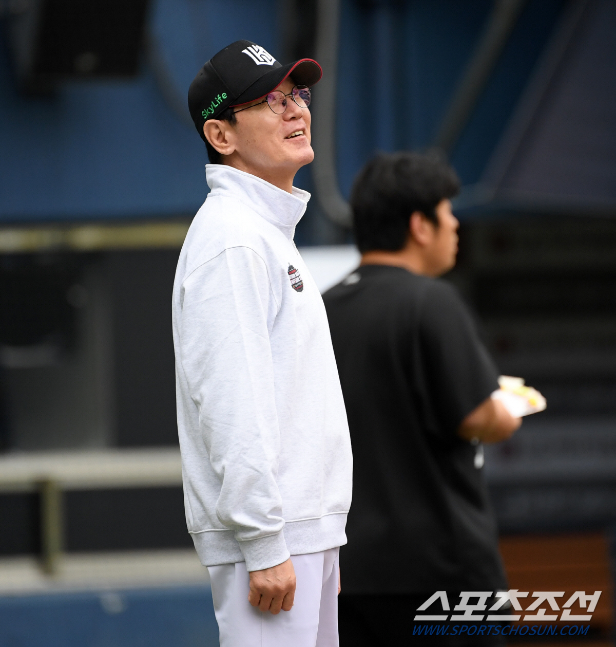 잠실에 비가 내리기 시작했다...LG-KT 준PO 2차전, 정상 개최 될…