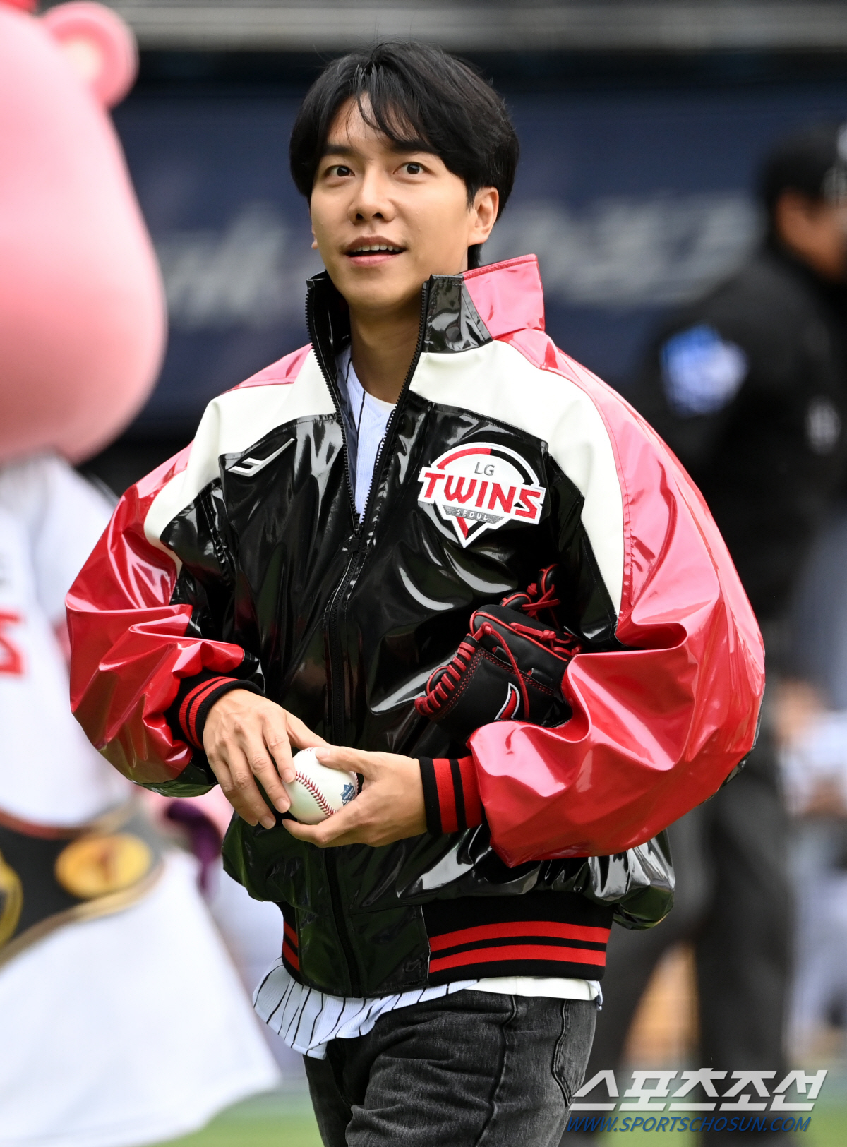 [포토] 이승기, LG 승리 응원합니다!