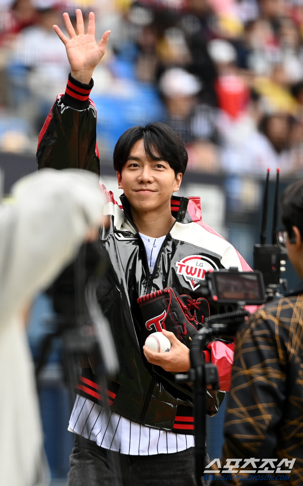 [포토] 이승기, 준플레이오프 2차전 시구