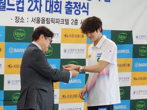 (서울=연합뉴스) 하남직 기자 = 정창훈 대한수영연맹 회장이 7일 서울 송파구 올림픽파크텔에서 '파리 올림픽 수영 국가대표 포상식'에서 김우민(오른쪽)에게 고급 손목시계를 전달하고 있다.