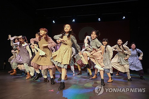 (서울=연합뉴스) 류효림 기자 = 12일 서울 종로구 동숭동 프로젝토리에서 열린 뮤지컬 '애니' 제작발표회에서 아역배우들이 주요 장면을 시연하고 있다. 2024.8.12 ryousanta@yna.co.kr