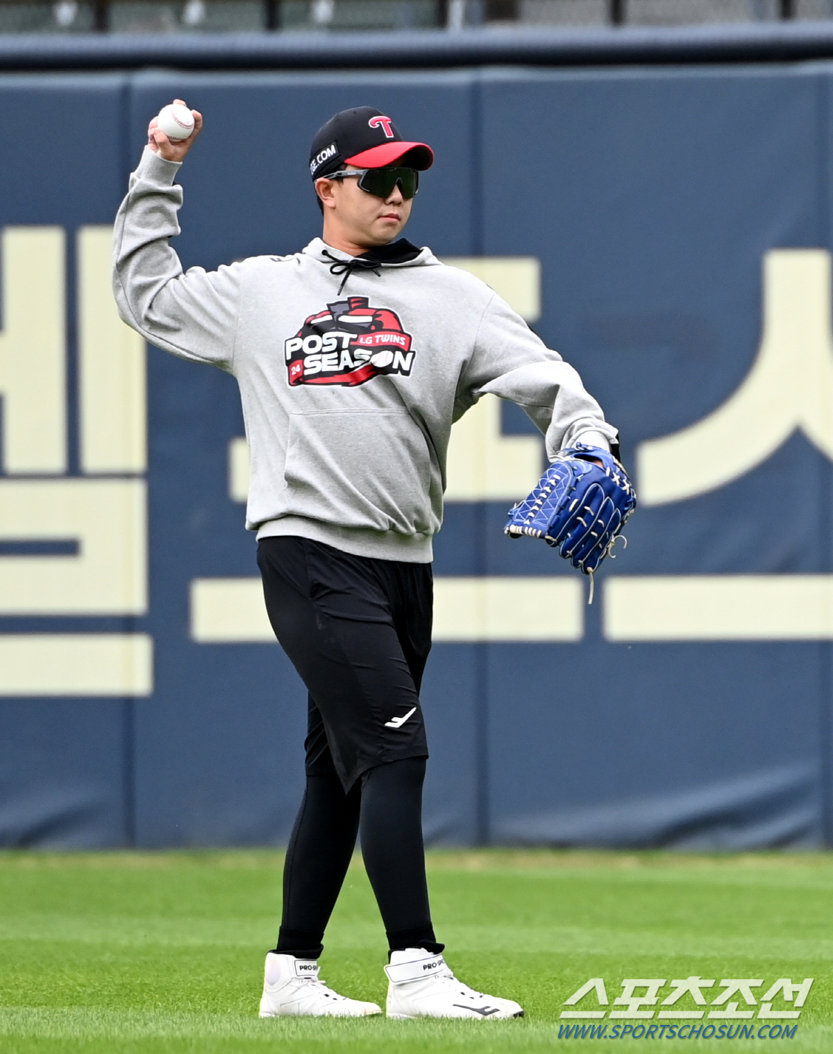 '경기전 추모 묵념→승리 세리머니 X' 모두 부친상에도 공 던진 유영찬의…