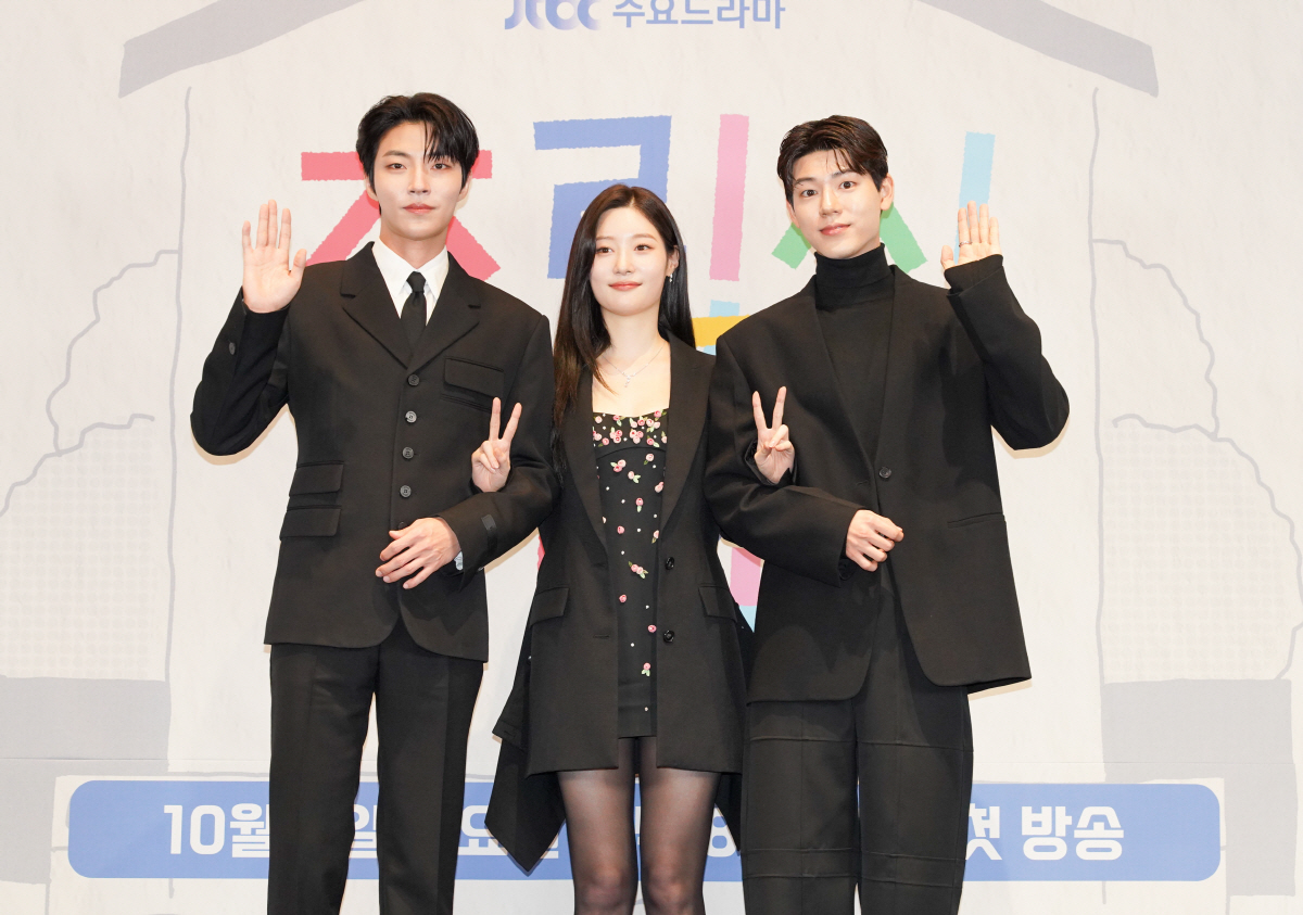 [SC현장] "쿵짝 잘 맞아"…'조립식가족' 황인엽X정채연X배현성, 신박…