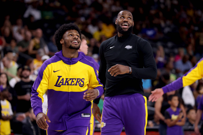 르브론-브로니 부자 동시 출전 NBA 역사 창조. 단 현장의 극과 극 반응 "브로니 경기력은 엉망, 왜 칭찬?"
